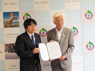 「第２次十和田市総合計画」基本構想の答申書手渡しの様子2