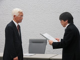 「第２次十和田市総合計画」前期基本計画の答申書の手渡しの様子1